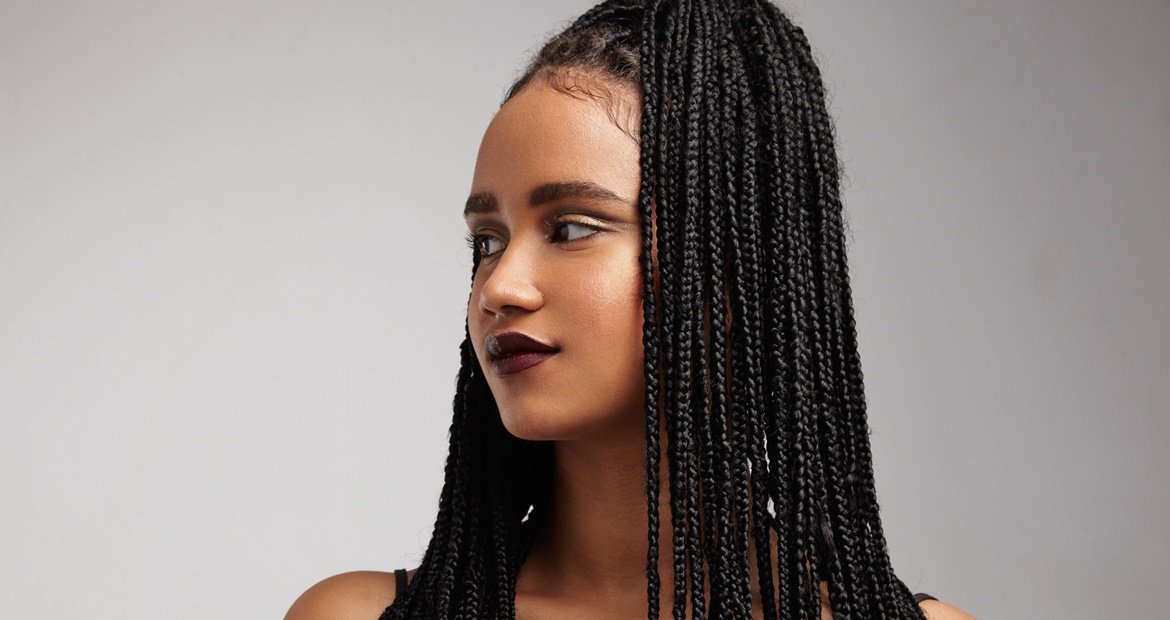 mulher negra de cabelo castanho escuro com penteado box braid